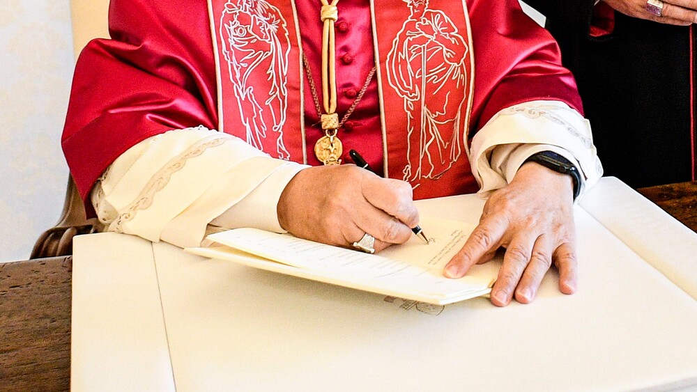 Papst Leo XIV. unterzeichnet Apostolisches Schreiben / Vatican Media/Romano Siciliani/KNA Papst Leo XIV. unterzeichnet Apostolisches Schreiben