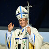 Freiluftmesse mit Papst Leo XIV. in Paris / Copyright 2026, PubliKath GmbH, www.kna.de, All Rights Reserved, Vatican Media Papst Leo XIV. grüßt die Menschen bei der Messe am 26. September 2026 auf der 'Place de la Concorde' in Paris (Frankreich).