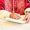 Papst Leo XIV. unterzeichnet Apostolisches Schreiben / Vatican Media/Romano Siciliani/KNA Papst Leo XIV. unterzeichnet Apostolisches Schreiben